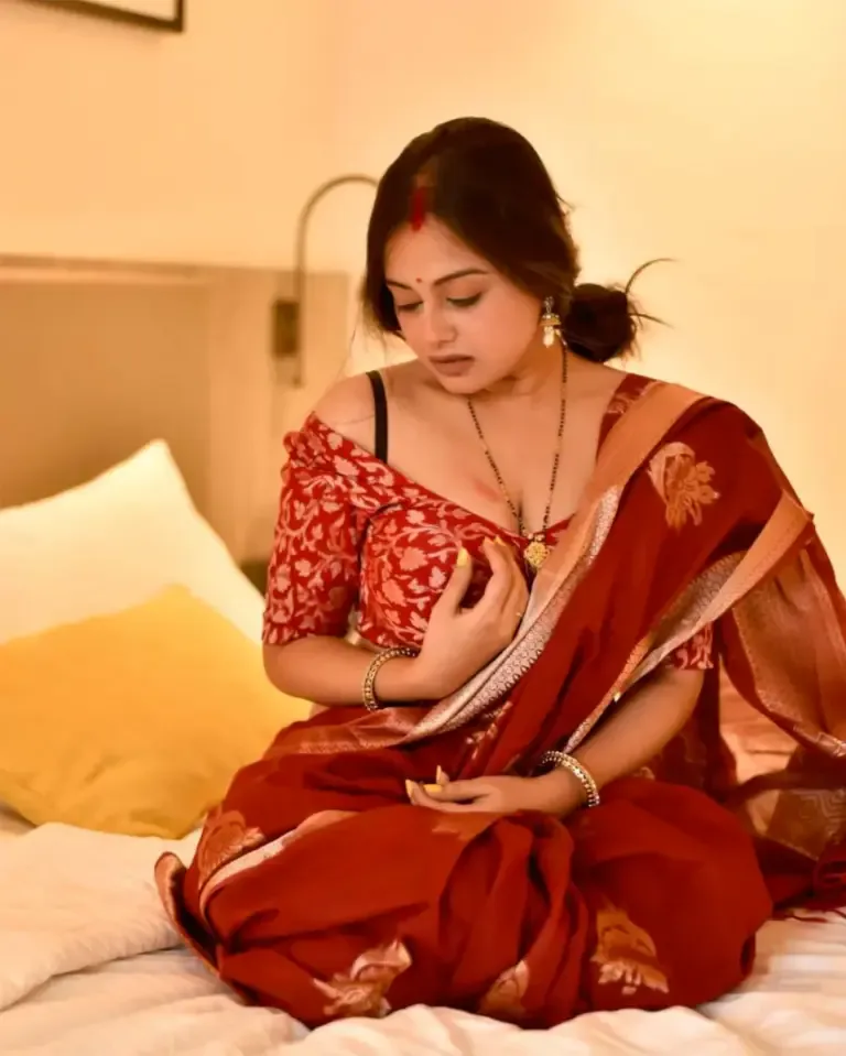 Housewife Amisha Escort