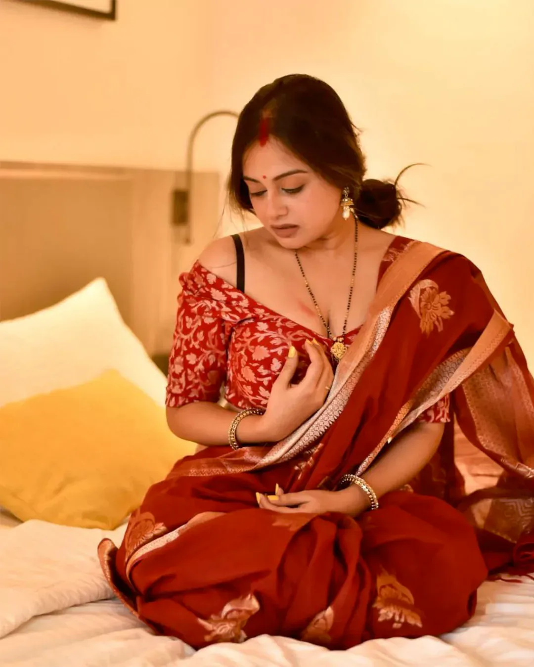 Housewife Amisha Escort