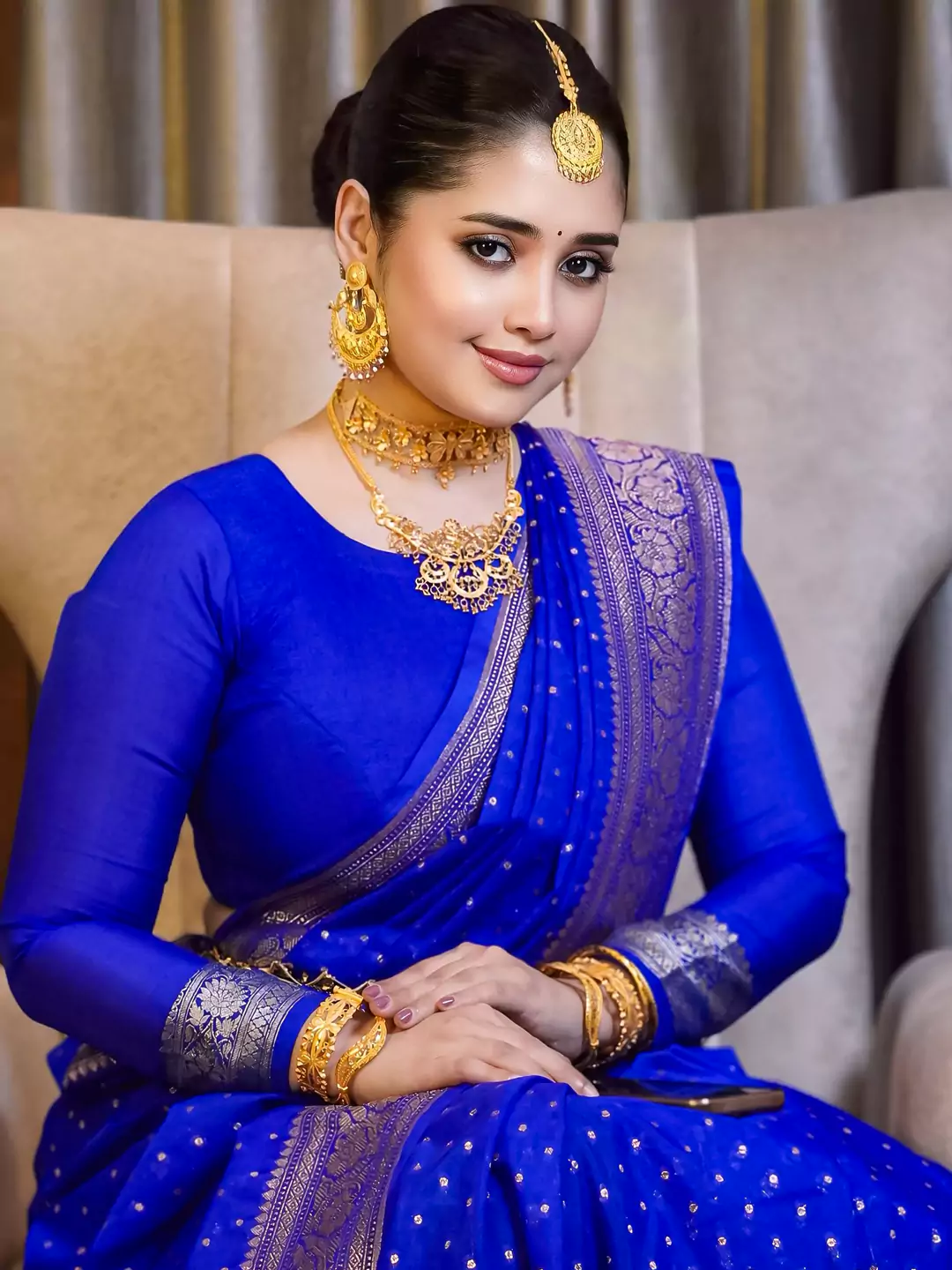 Prianka Bengali Escort in Blue Saree